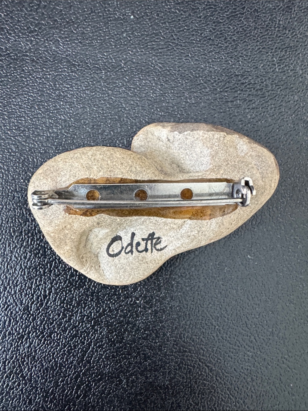 VTG Odette Hand-Painted Pebble Owl Brooch - Signed Stone Art Pin - Picture 2 of 3